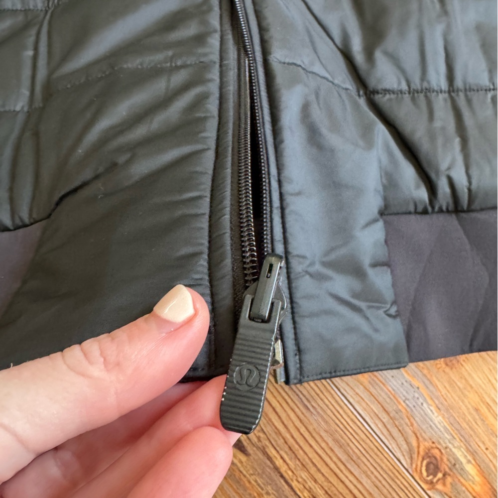 Lululemon, Reversible Bomber Jacket. Size 4 - Picture 3 of 10
